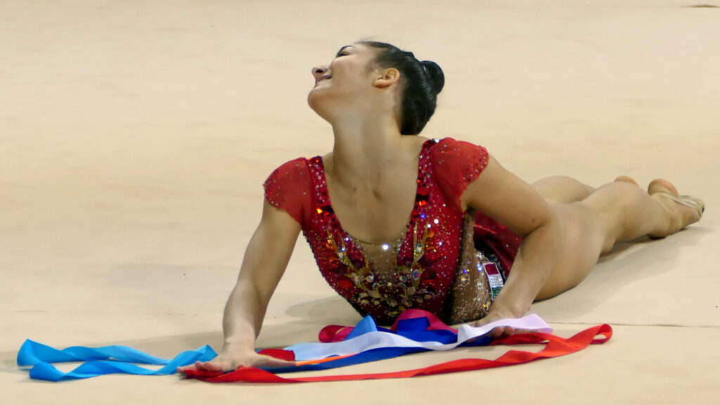Sofia Raffaeli è già una presenza determinante nel panorama della ginnastica italiana. Ha fatto parlare di sè alle Olimpiadi di Parigi nel 2024, dove con umilità ed eleganza ha conquistato la prima medaglia dell'Italia nella ginnastica ritmica a livello individuale.