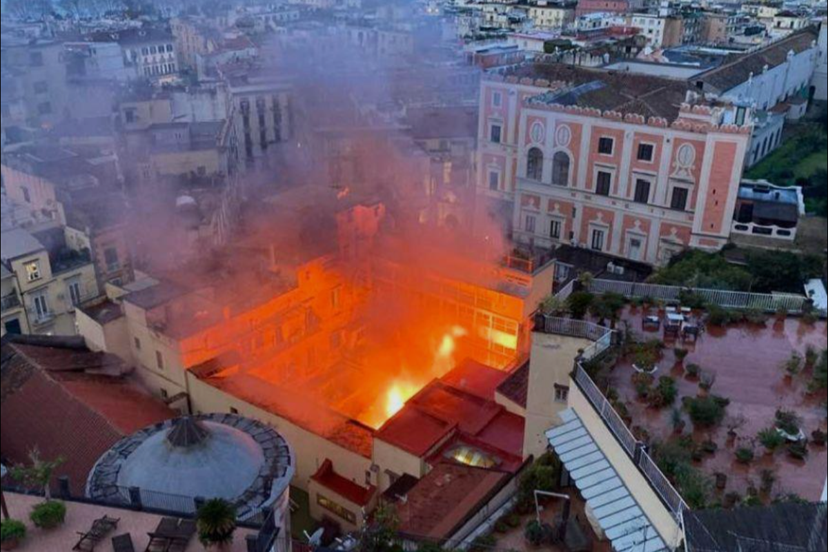 Il rogo del teatro Sannazaro di Napoli brucia come lava sul cuore