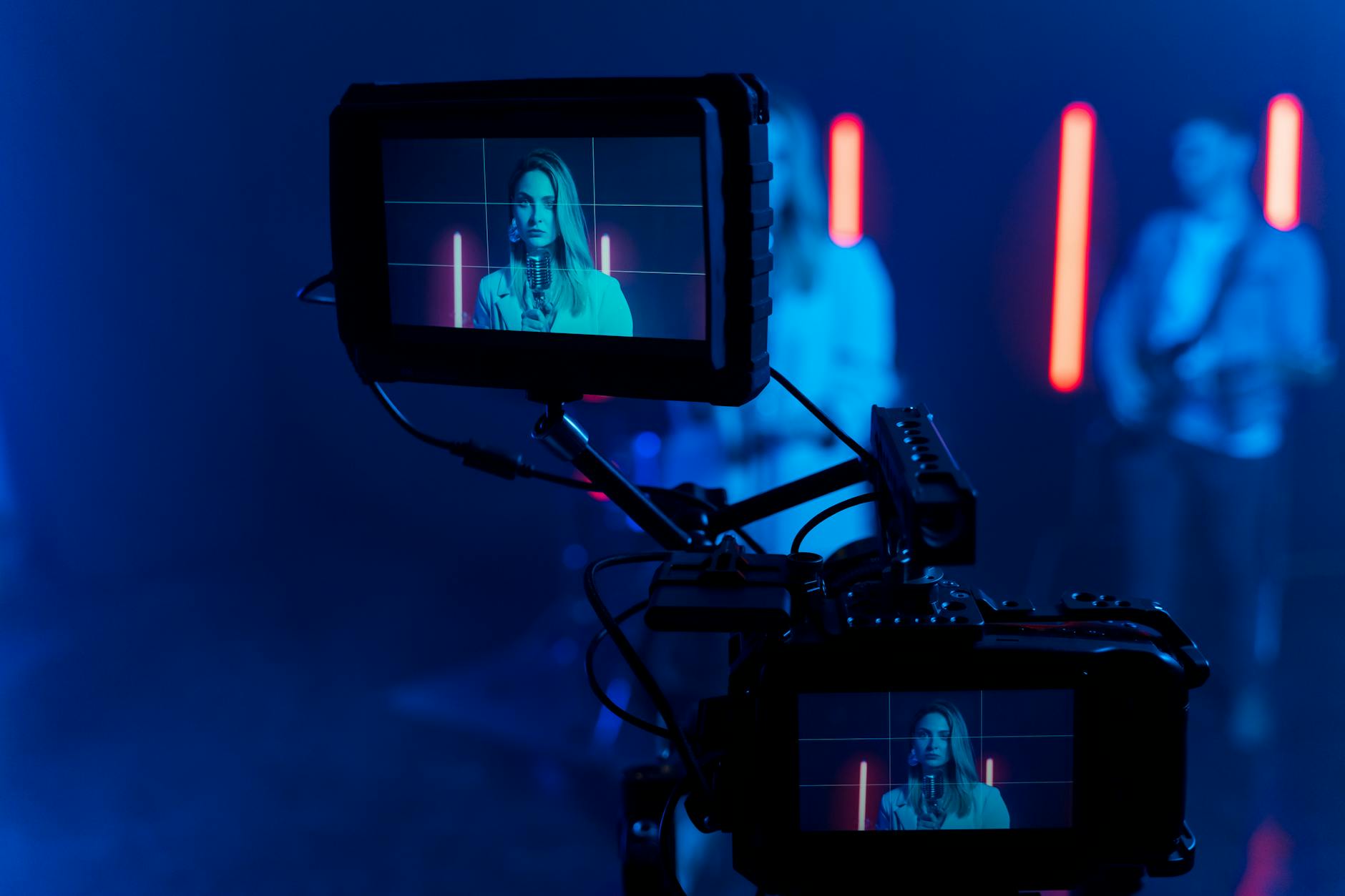 stradale sonoro — Close-up of a woman singing during a music video shoot with a focus on the camera screen.