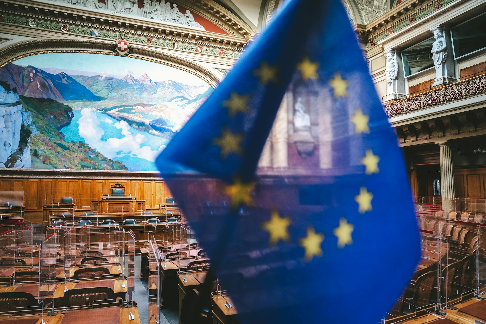 emergenza energetica europea — Close-up of European flag inside the Swiss Parliament chamber in Bern, Switzerland.