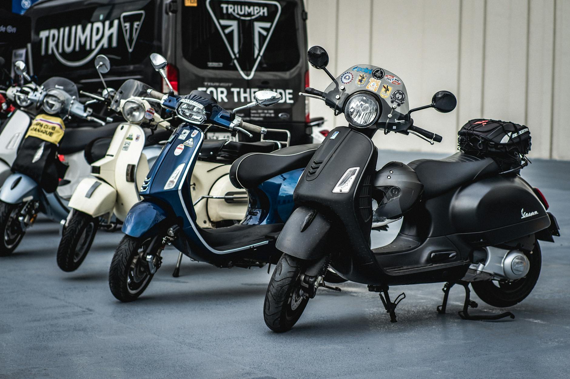 incentivi moto elettriche — A lineup of classic Vespa scooters parked outdoors, showcasing vintage style and Italian design.