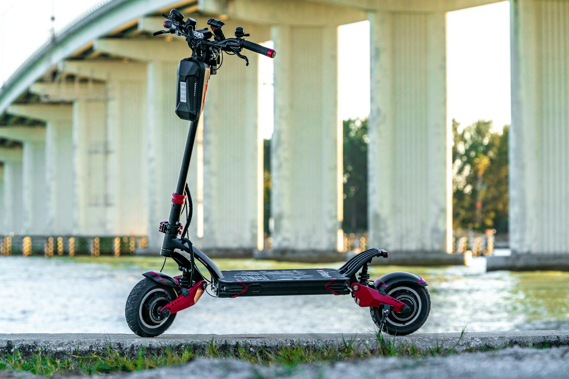 incentivi elettrici — Electric scooter parked by a bridge in San Francisco, showcasing modern urban mobility.