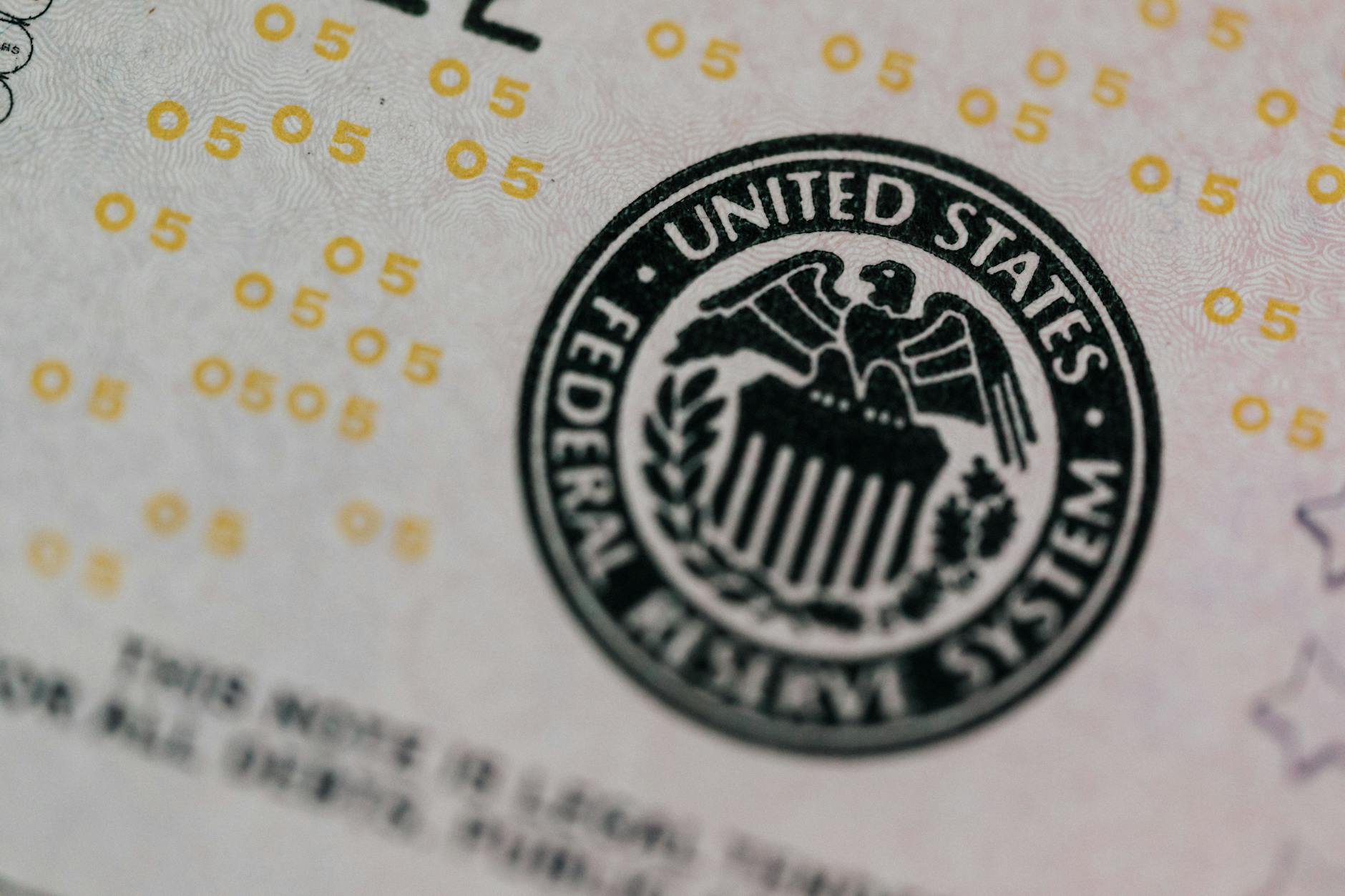 Federal Reserve Usa tassi invariati — Detailed macro shot of the United States Federal Reserve System seal on paper currency.