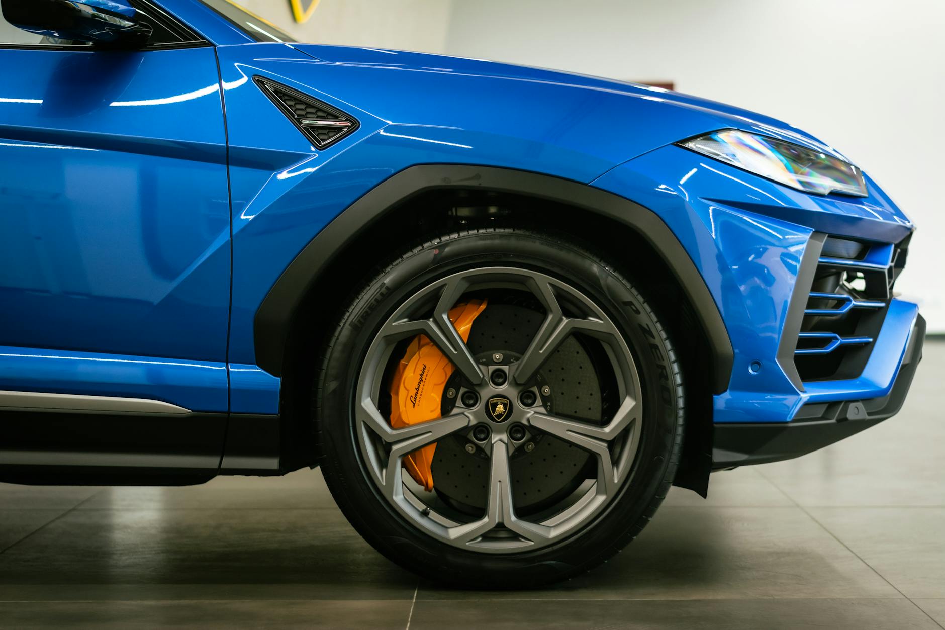 Risultati Lamborghini 2025 — Detailed close-up of a blue Lamborghini sports car showcasing the wheel and design.