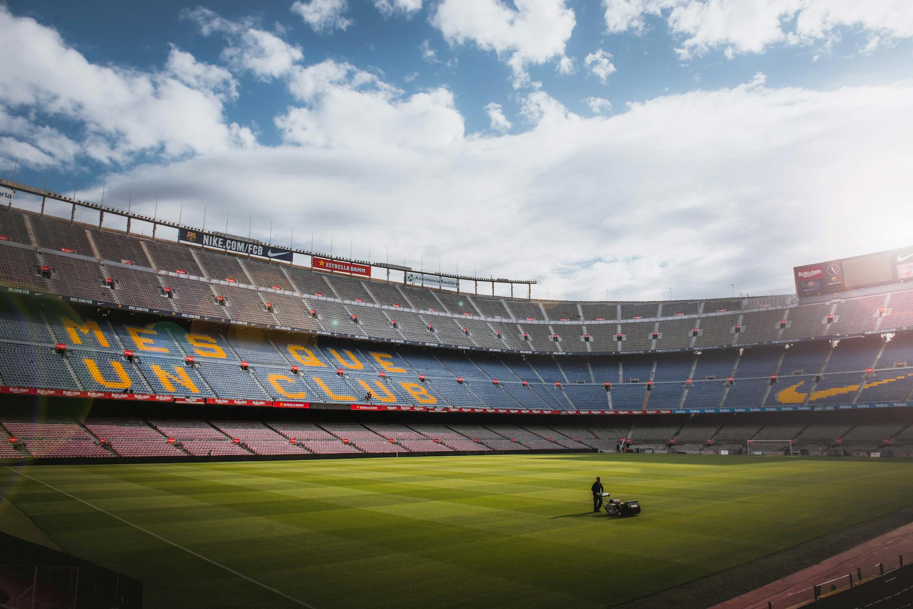 calcio moderno — A vibrant football stadium with a well-maintained grass field under a bright sky, showcasing its iconic architecture.