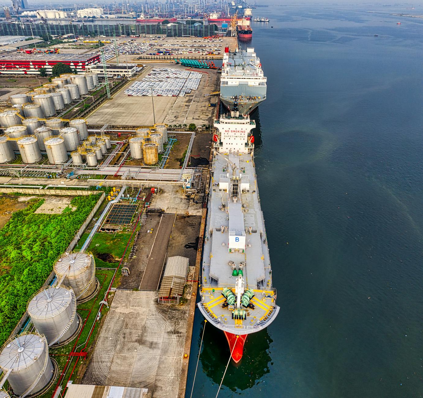 crisi iraniana — Aerial shot of oil tankers and storage facility in North Jakarta, Indonesia.