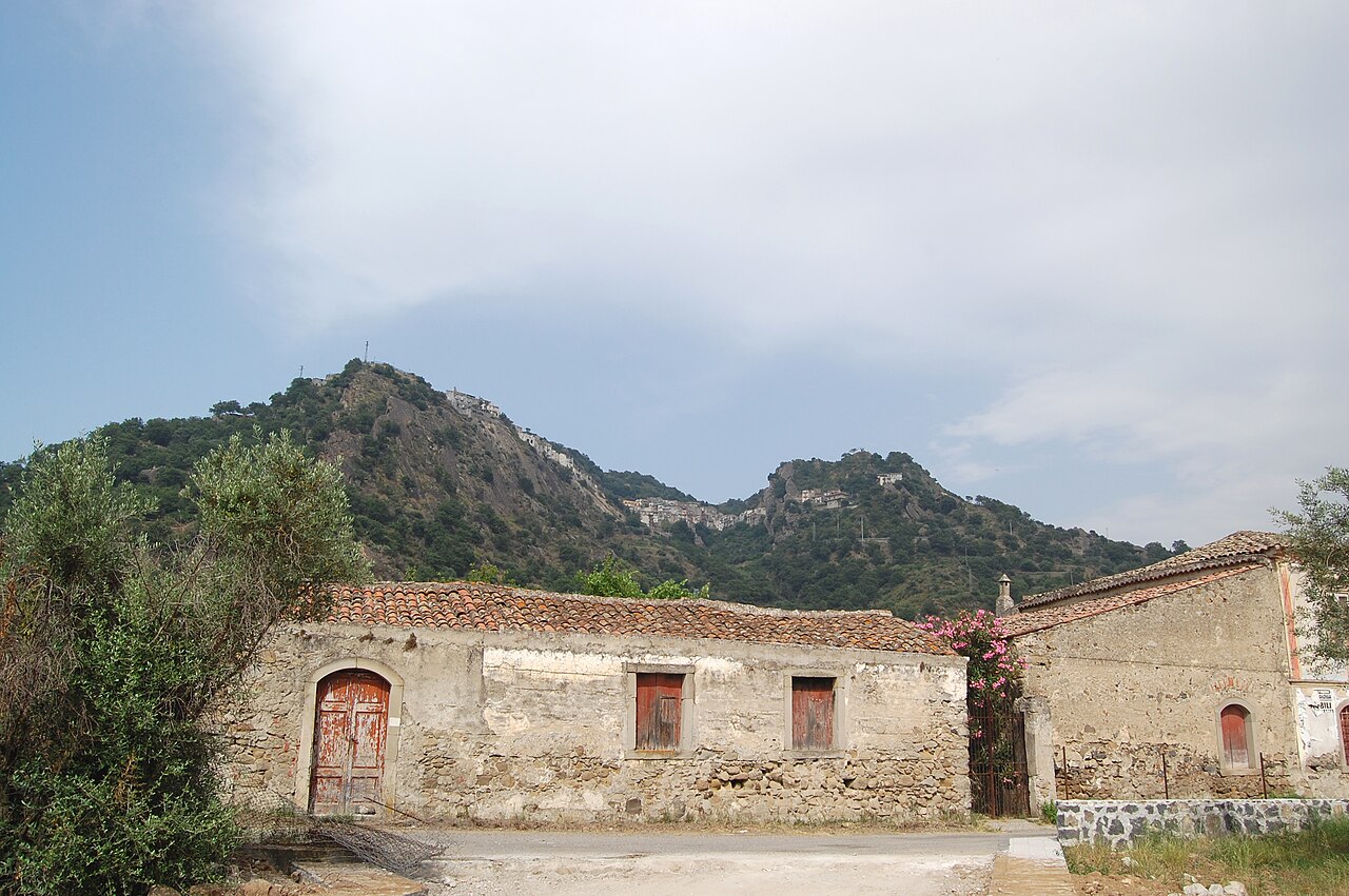 frana strada Valle Alcantara — Frana devasta l'arteria montana nel messinese: Motta Camastra rischia l'isolamento