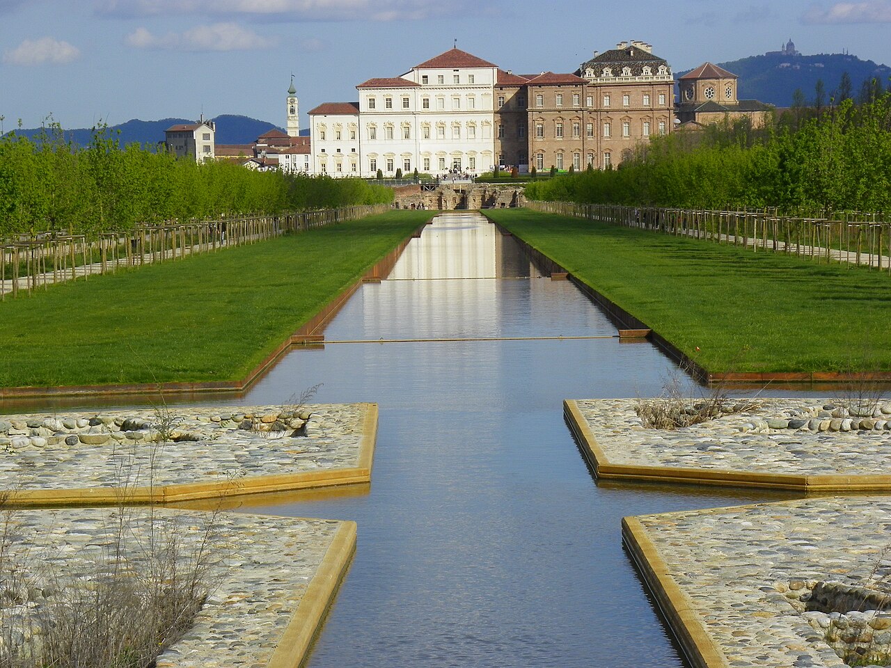 fioritura ciliegi Venaria — La Reggia di Venaria accende la magia notturna: al via lo show illuminato tra i sakura