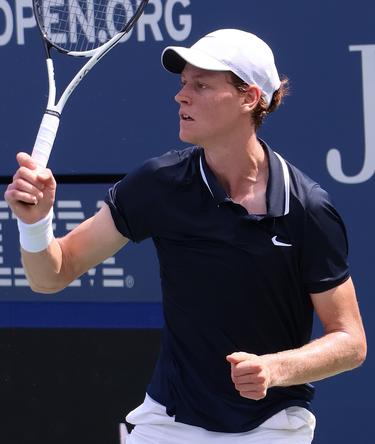 Sinner conquista quarti Miami — Jannik Sinner conquista i quarti di finale a Miami dopo una battaglia contro Michelsen