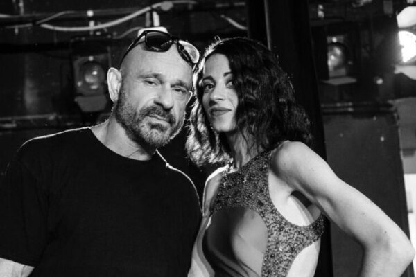 Raiz danza con sua figlia, è la “Rosa” del suo ultimo video