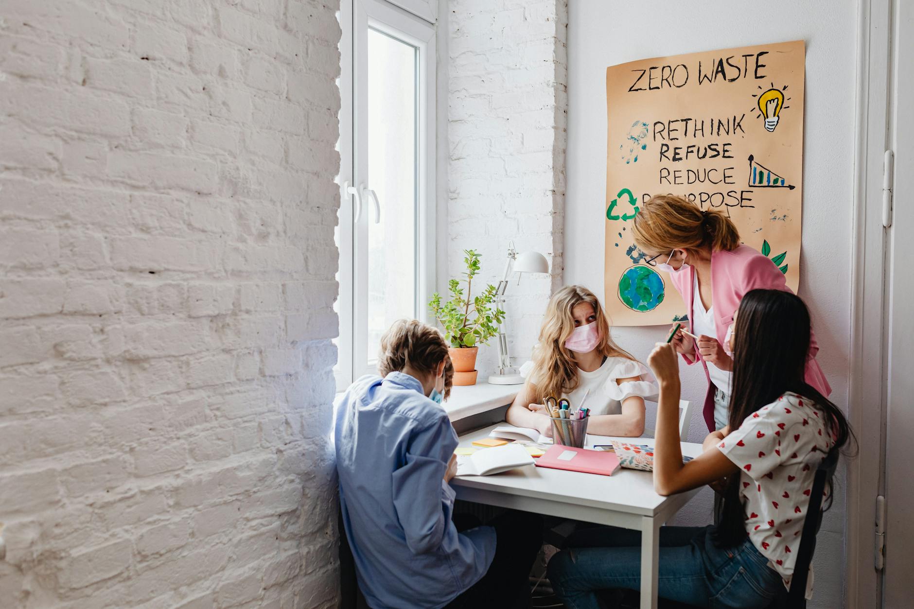 educazione ambientale digitale — A teacher instructs teenagers on environmental conservation in a classroom setting, emphasizing zero waste practices.