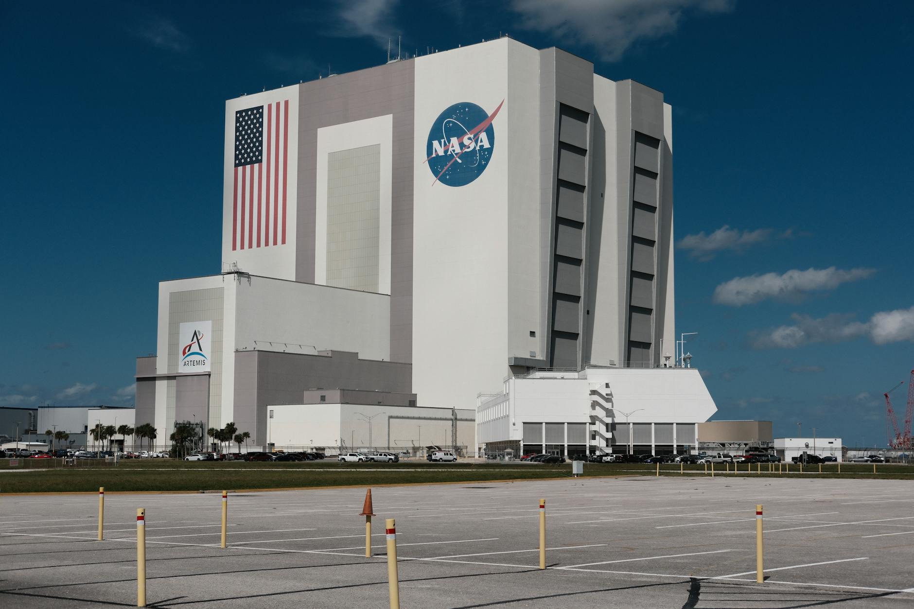 missione Artemis — The iconic Vehicle Assembly Building at NASA's Kennedy Space Center, Florida.