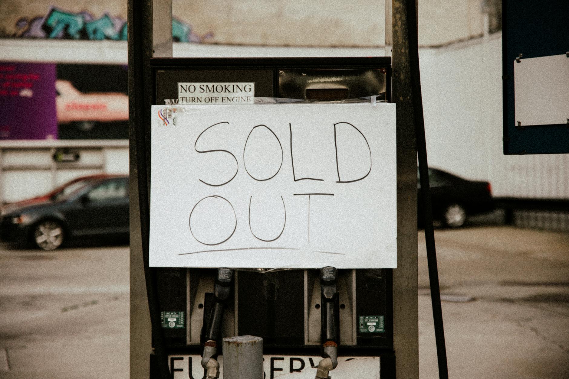 crisi energetica asiatica — A gas pump at an urban station displaying a 'Sold Out' sign, illustrating fuel shortage.