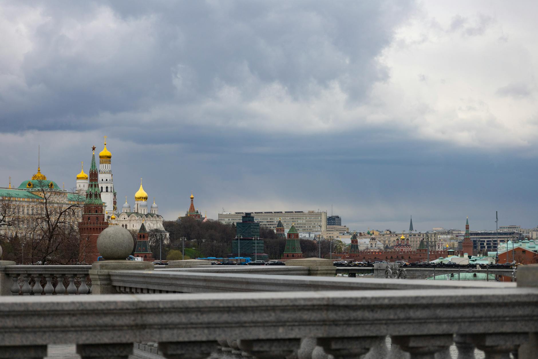 reazione russa Orbán — A captivating view of Moscow's urban skyline featuring the iconic Kremlin under a dramatic sky.