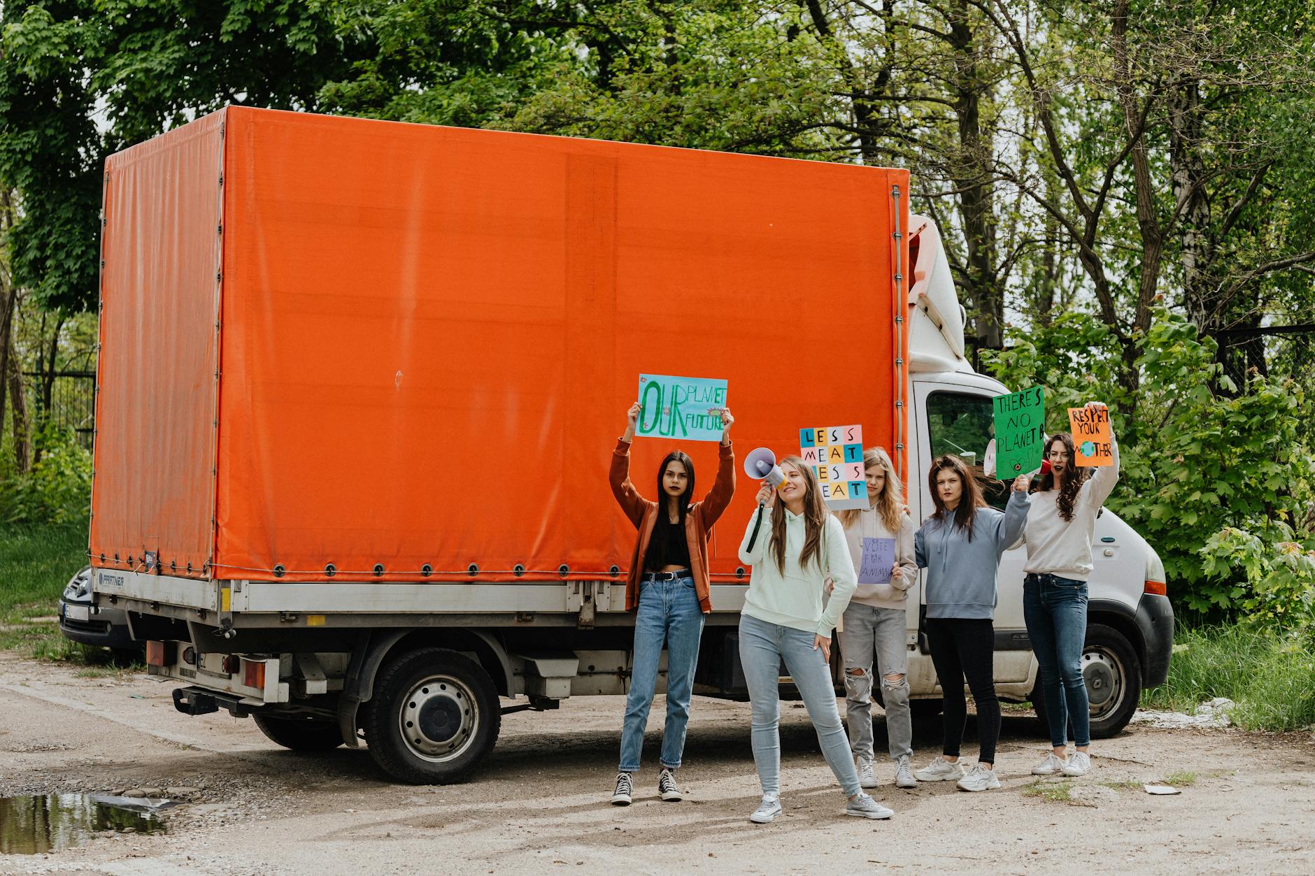 sciopero autotrasporti — Group of young women protesting outdoors with signs and banners by a truck.