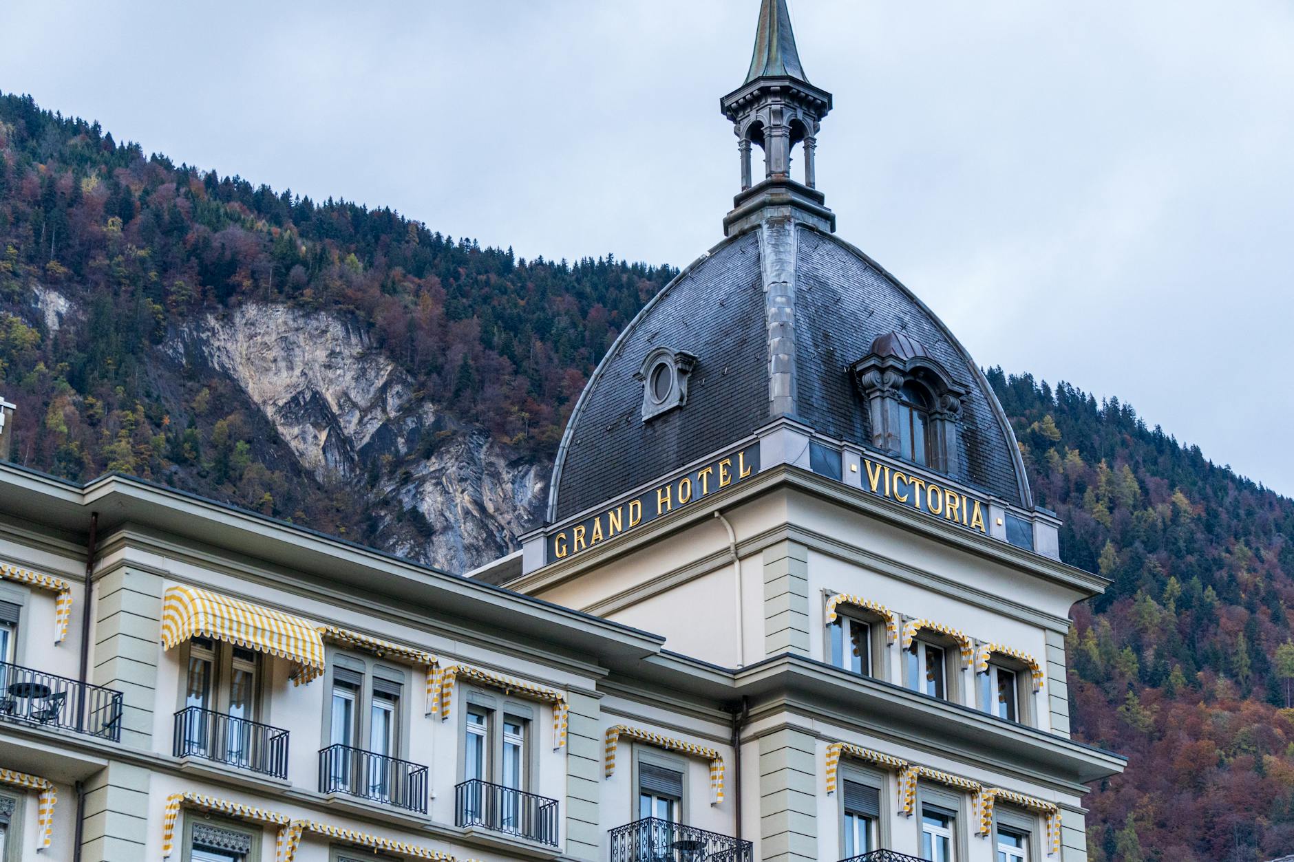 fatture sanitarie svizzere — The historic Grand Hotel Victoria in Interlaken, Switzerland against a stunning alpine backdrop.