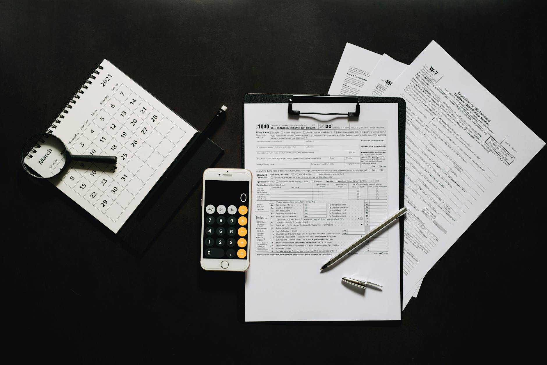 dichiarazione dei redditi 2026 — Flat lay of financial tools for tax preparation including forms, calculator, and calendar.