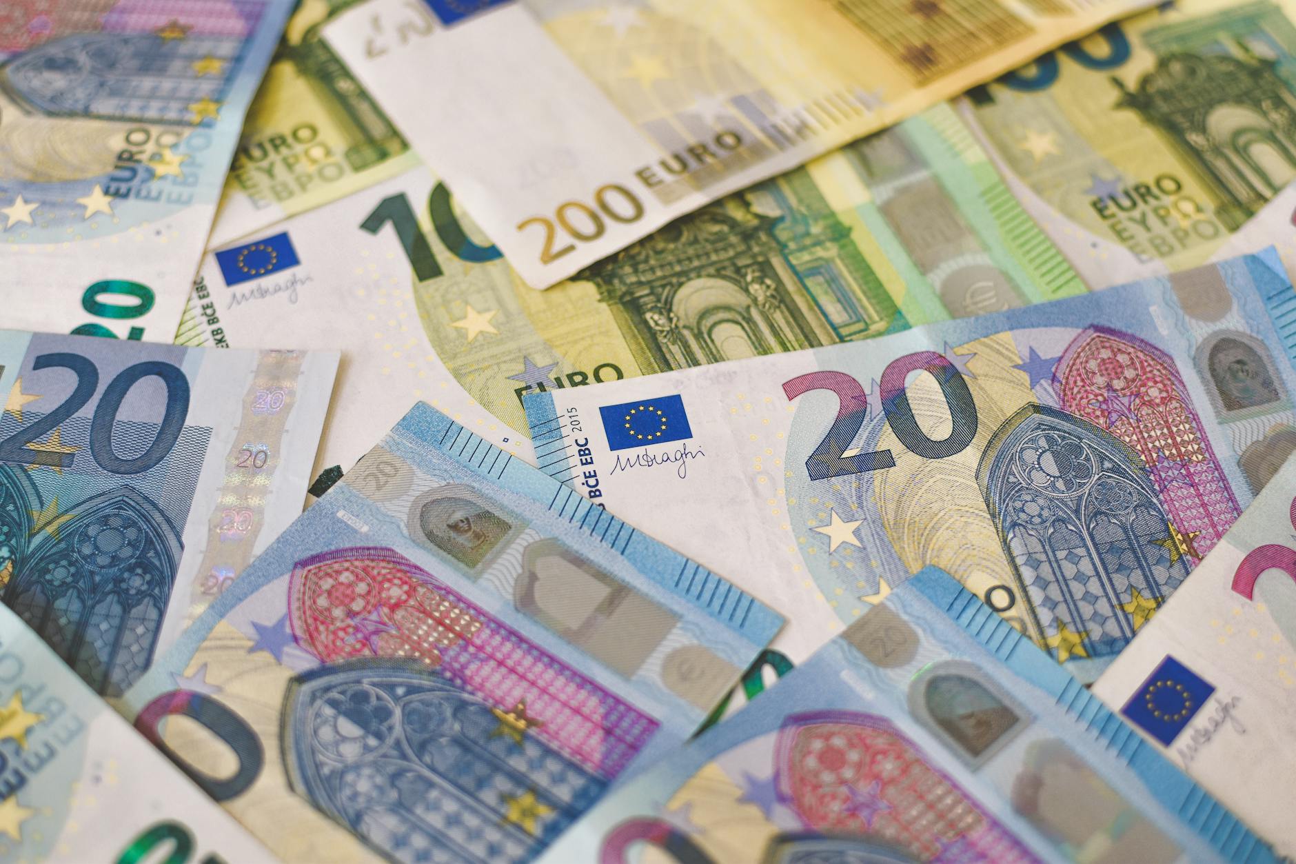 nuove banconote euro — High-quality image of various Euro banknotes showcasing Europe’s currency in detail.