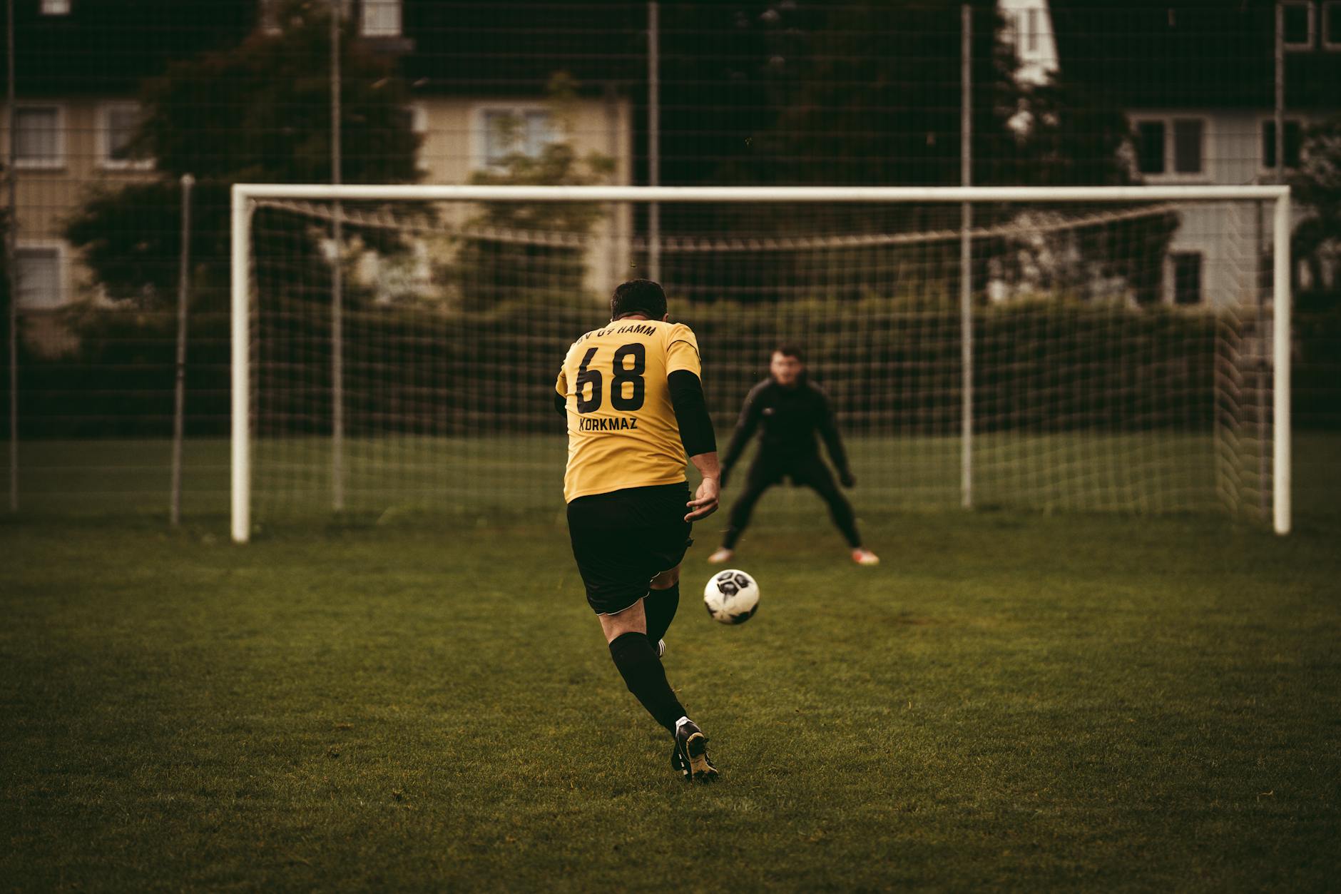Lazio conquista finale Coppa Italia — A soccer player takes a decisive penalty kick aiming to score against the goalkeeper.