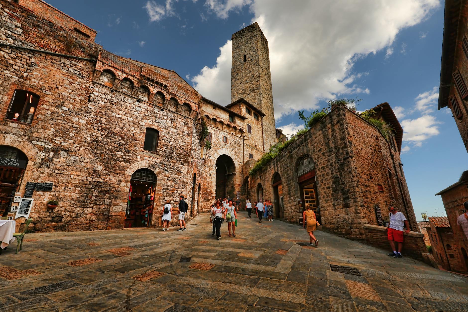 vacanze 25 aprile — Tourists exploring the ancient Torre dei Becci in San Gimignano, Tuscany.
