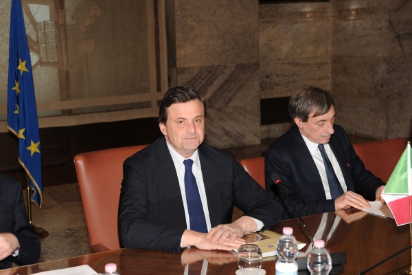 Stati Uniti d'Europa — Carlo Calenda presenta il nuovo libro 'Difendere la libertà. L'ora dell'Europa'