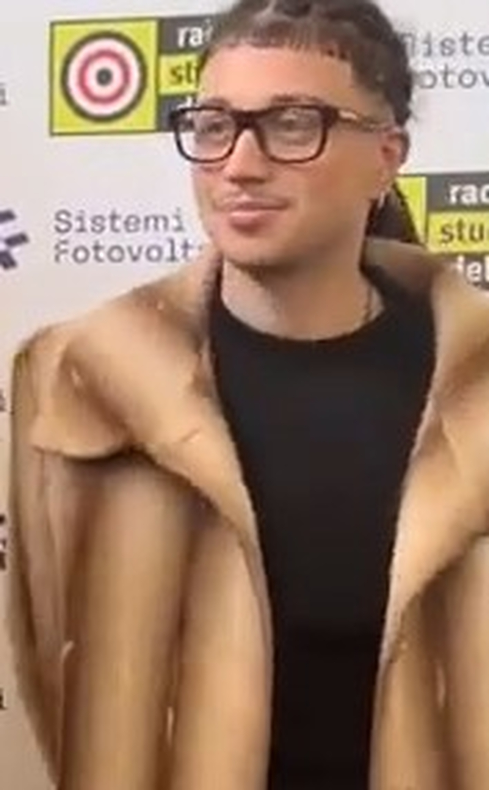 collaborazioni Sayf Santissimo — Sayf rivela le collaborazioni dell'album Santissimo: tra gli ospiti Geolier e Kid Yugi