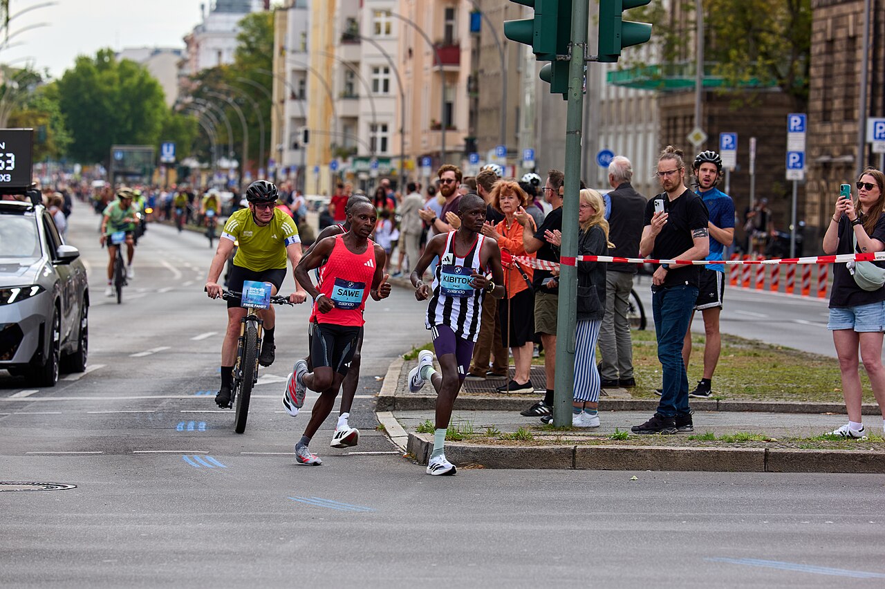 maratona sotto due ore — Sawe ricevuto dal Presidente Ruto dopo la storica maratona sotto le due ore