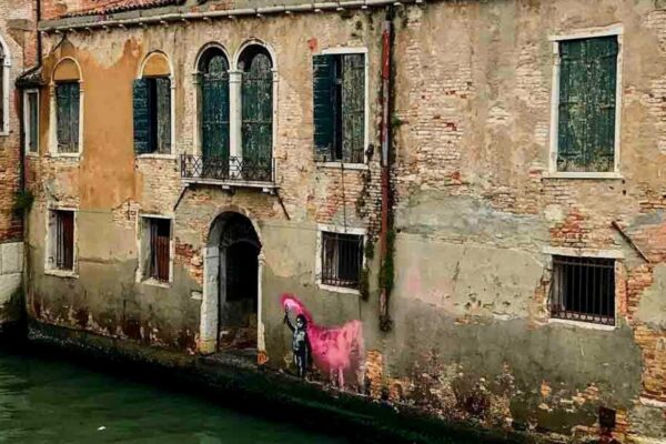 Banksy è salvo: The Migrant Child torna a risplendere a Venezia
