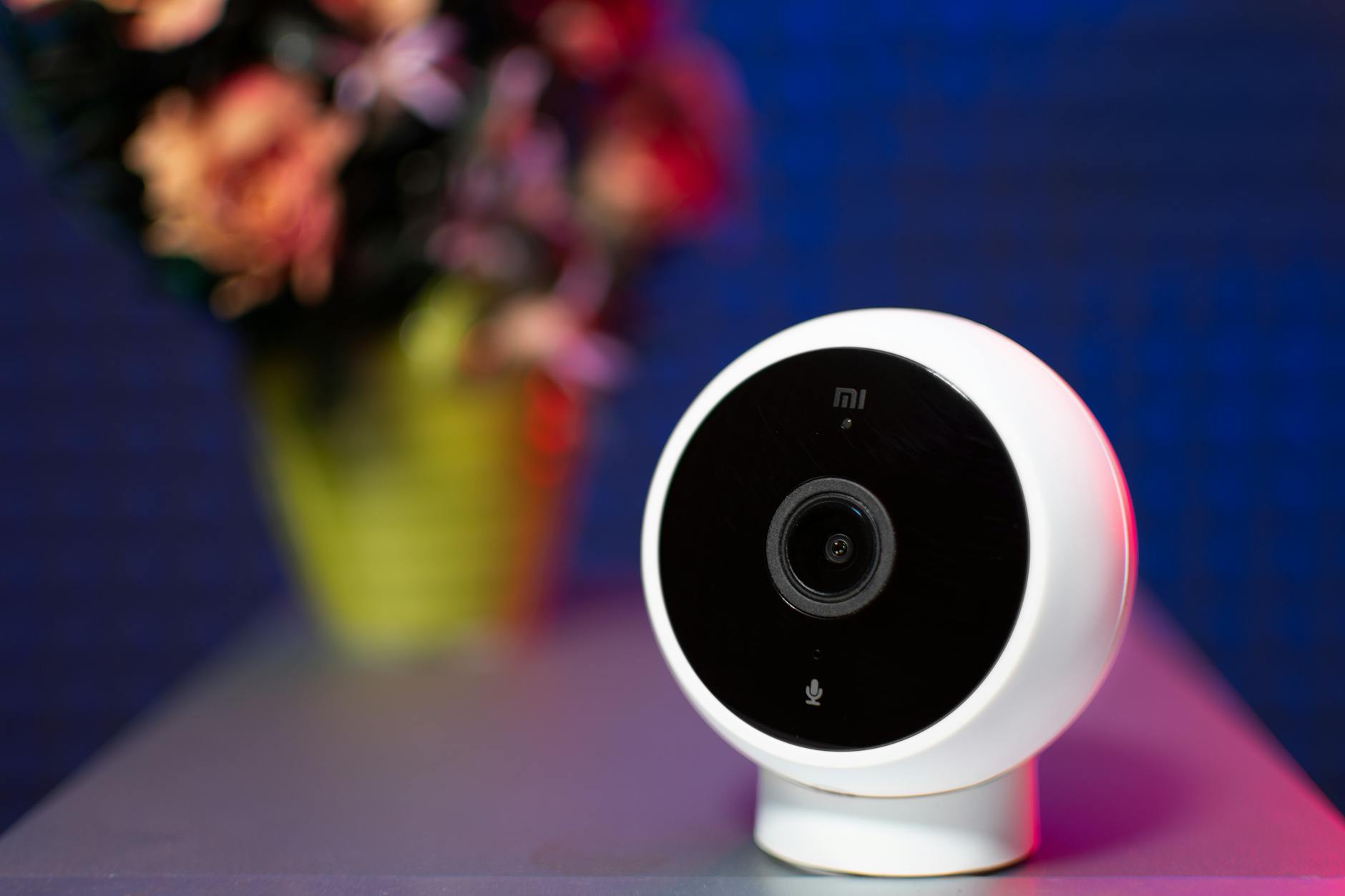 videocitofoni connessi — Close-up shot of a modern circular security camera with blurred background.