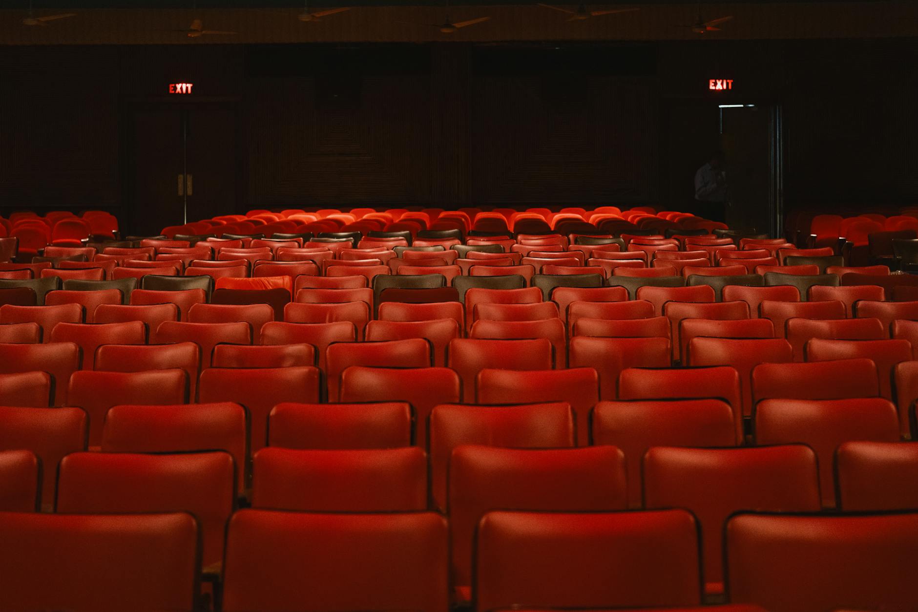 cinema italiano nostalgico — Rows of empty red seats inside a classic movie theater with a vintage ambiance.