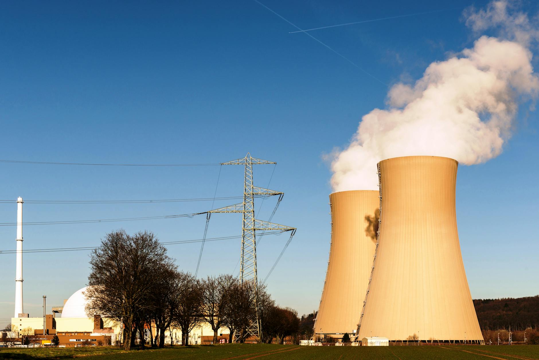 nucleare civile — A nuclear power plant in Hameln, Germany, showcasing cooling towers and electricity pylons.