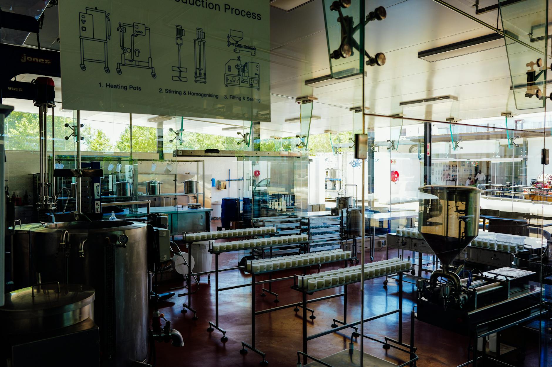 costi di produzione — Spacious and modern food production plant interior with industrial machinery and processing line.