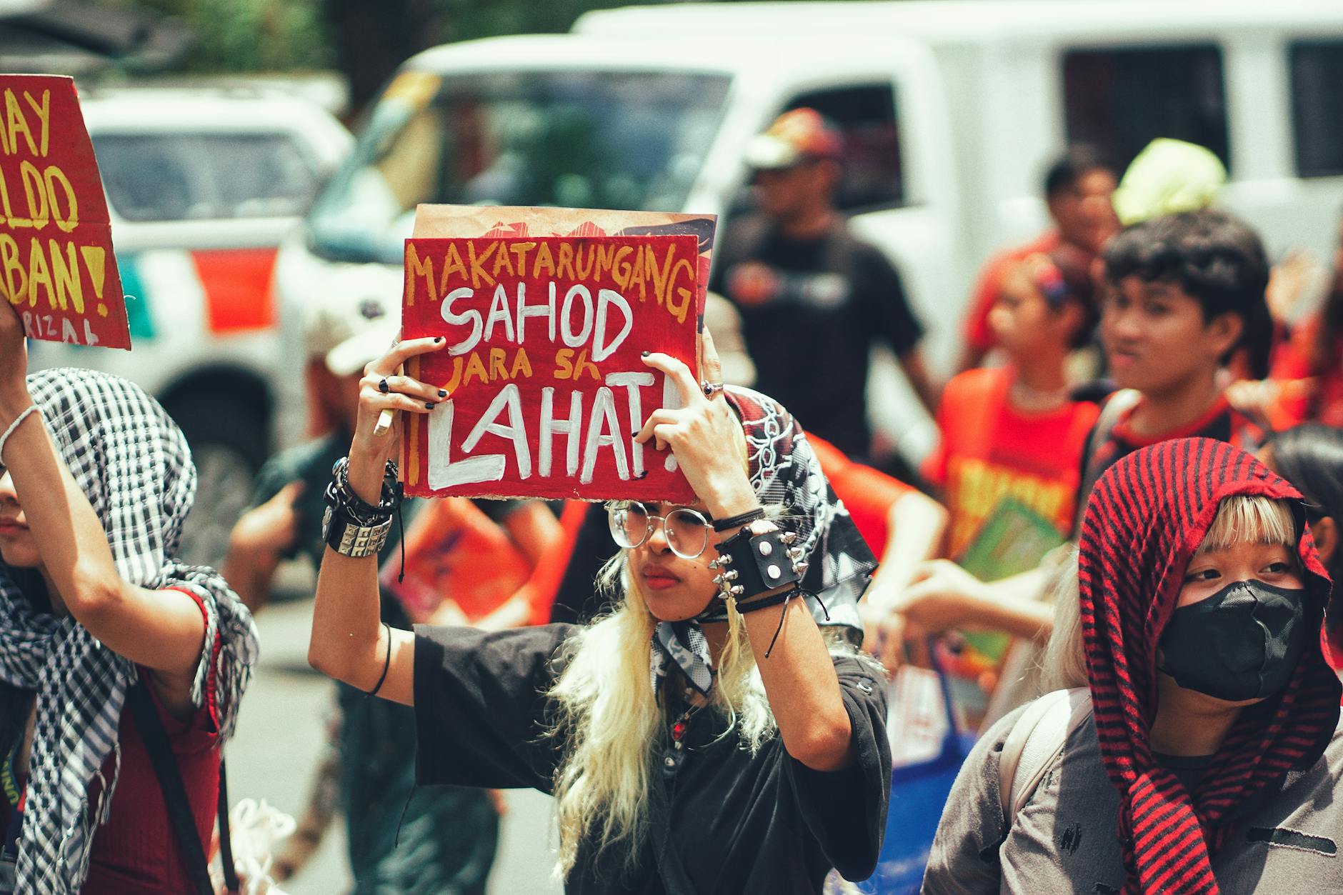 salario minimo — A lively protest scene with passionate individuals holding signs advocating for fair wages.