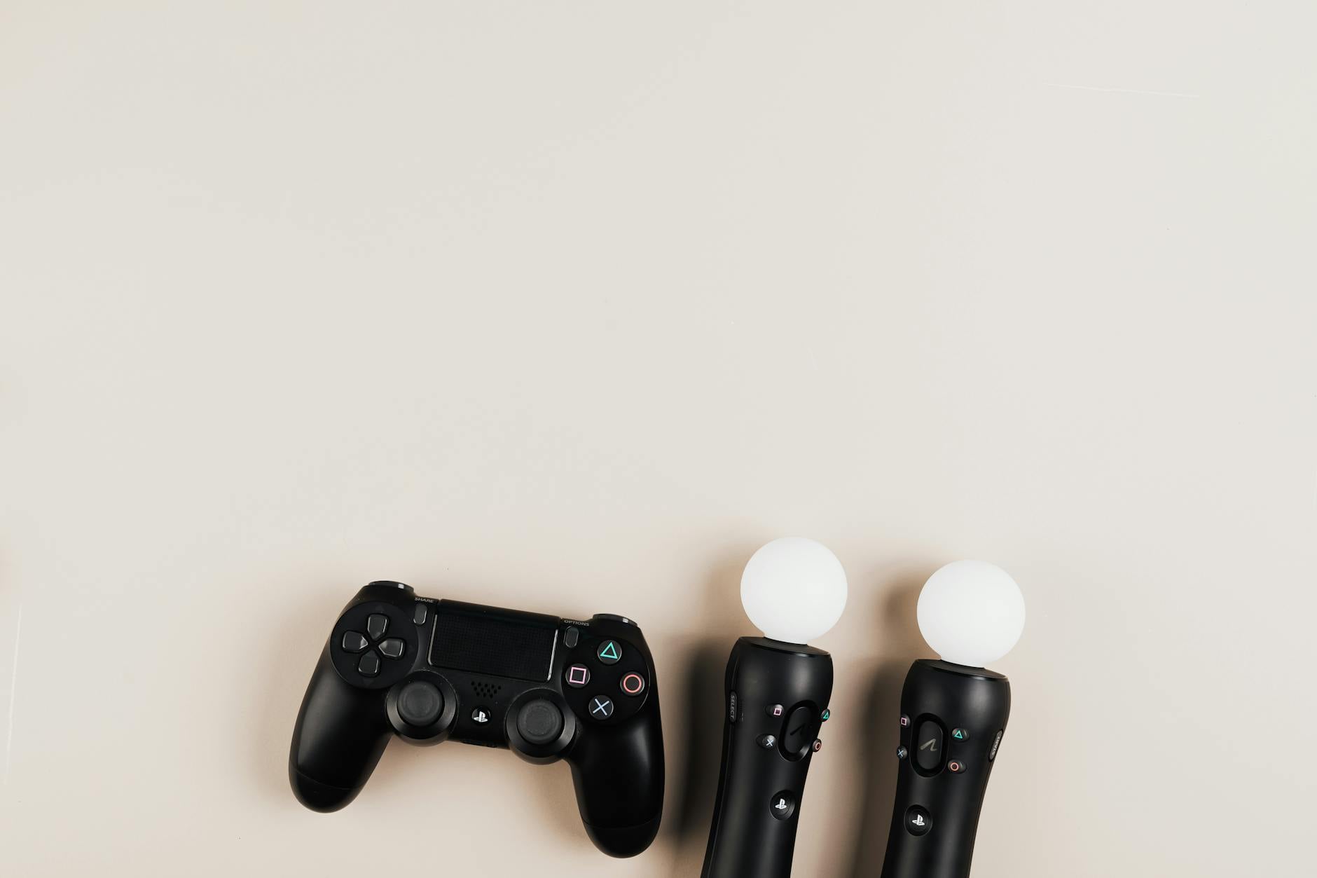 settore videogiochi — Black gaming controllers arranged on a light background with ample copy space.