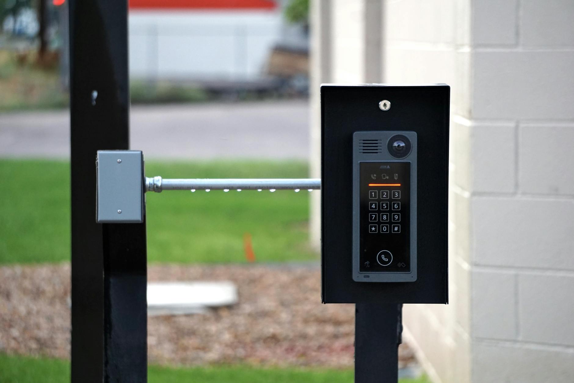 videocitofono Ezviz EP8 Ultra — Outdoor intercom mounted at a residential building entrance, ensuring security and communication.