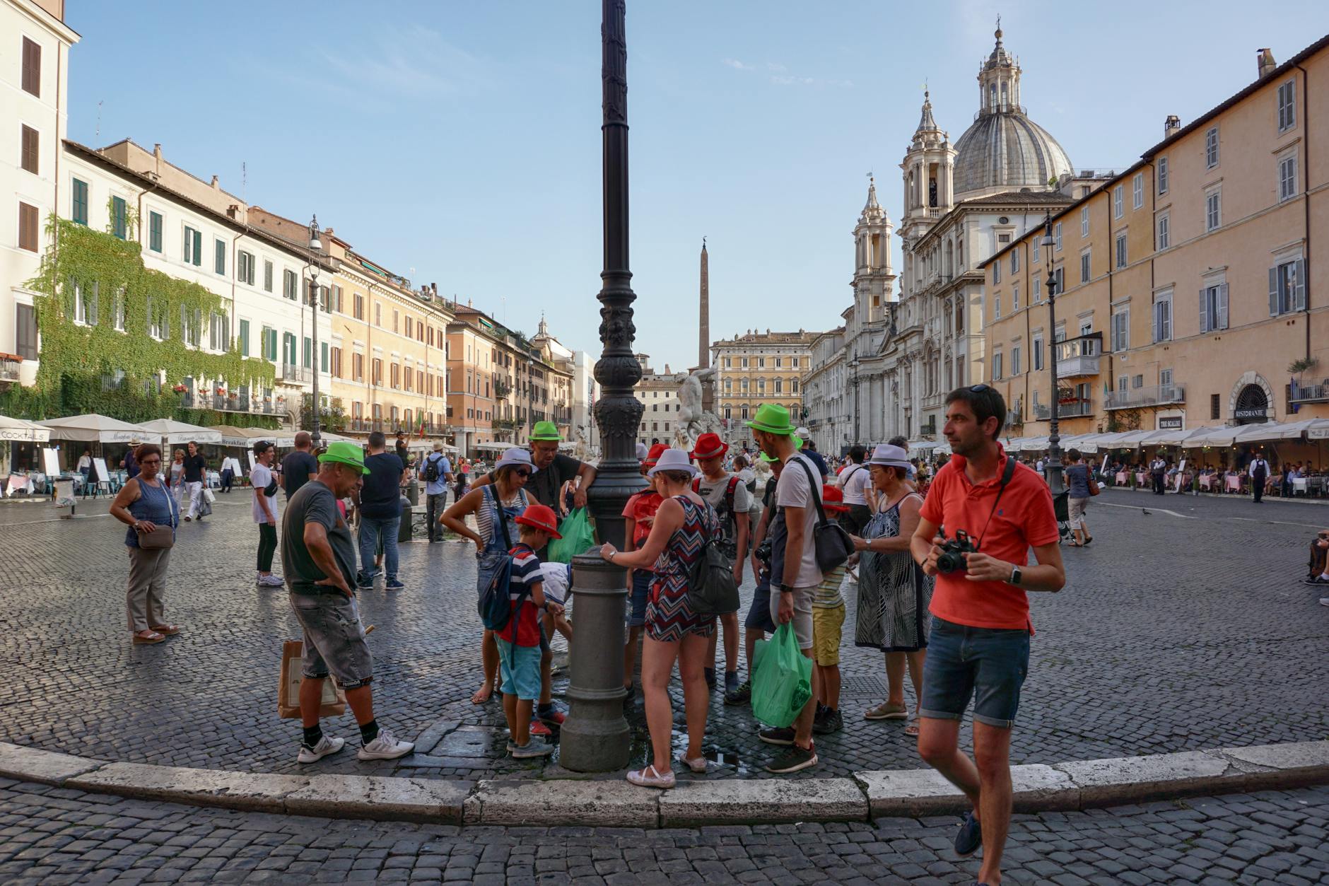 vacanze ponte Repubblica — Tourists gather in Piazza Navona, capturing Roman architecture and lively street ambiance.