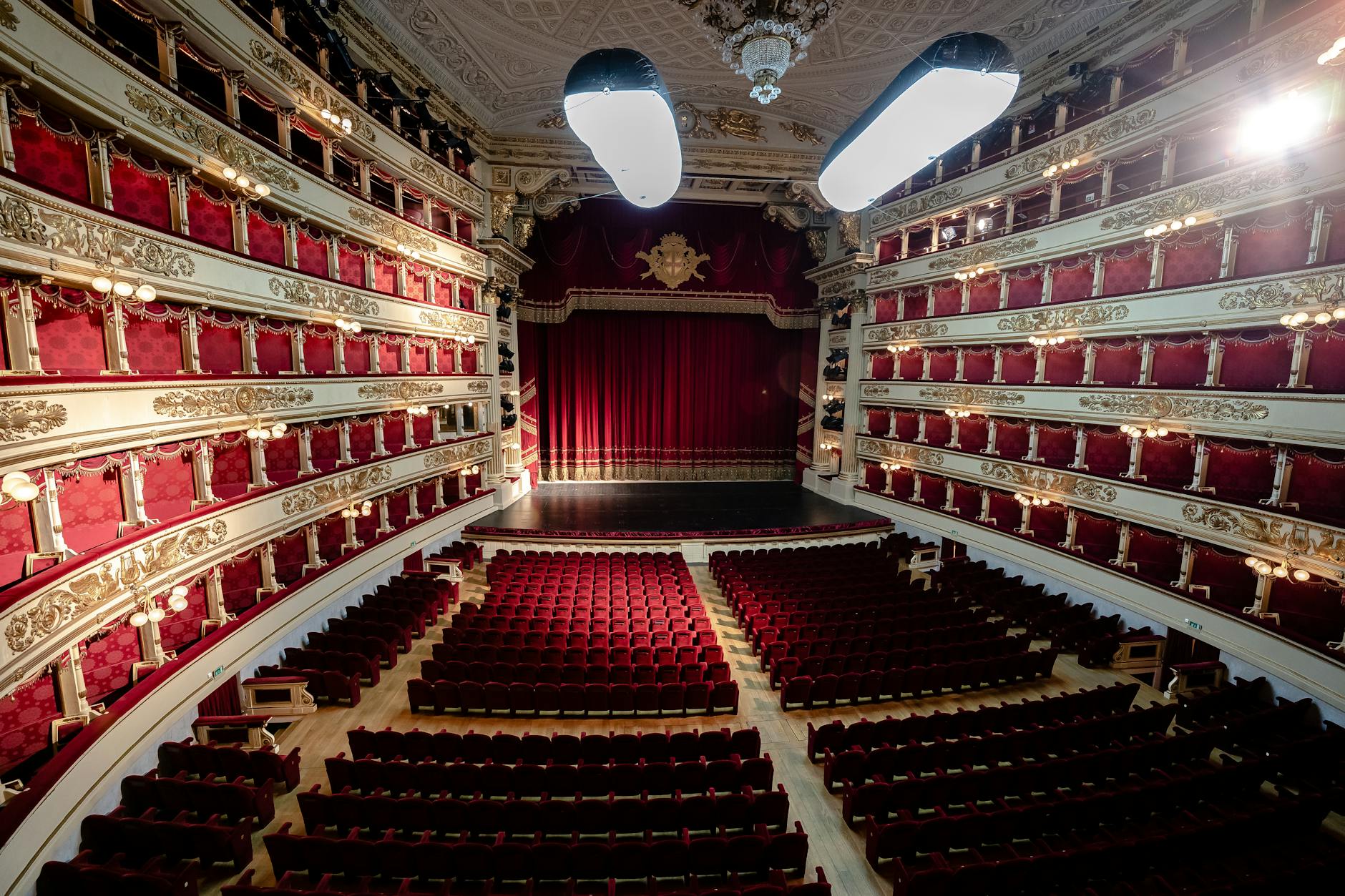 teatro italiano — Stunning view of the historic La Scala Opera House theater in Milan, Italy.