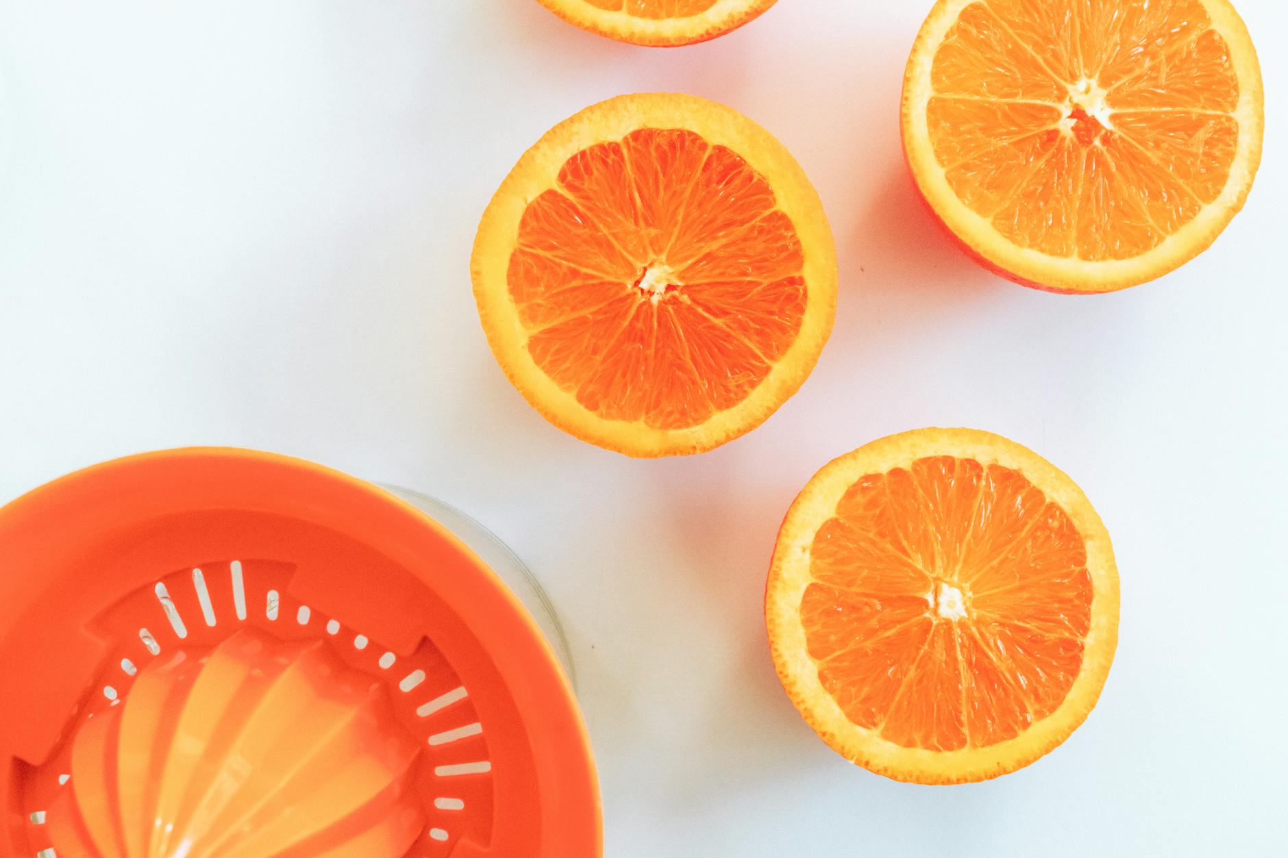 centrifughe estive — Top view of orange slices with a juicer, highlighting freshness and vitamin C.