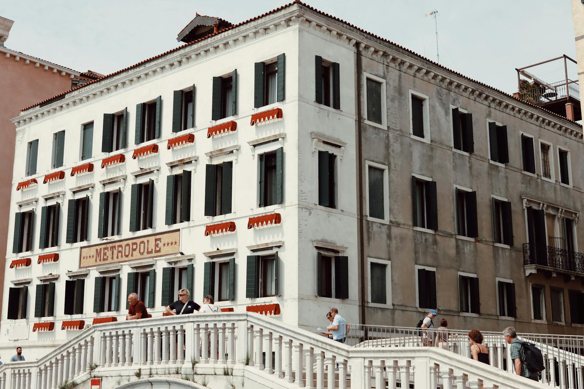 vacanze ponte 2 giugno — A classic view of Hotel Metropole in Venice, Italy, showcasing its distinct architecture and urban atmosphere.