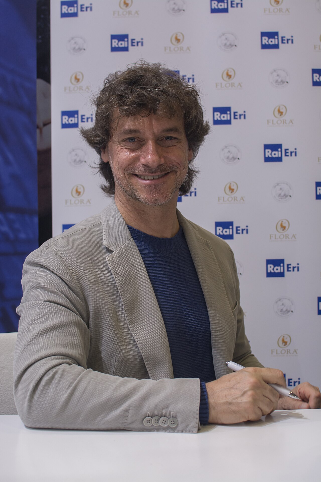 Alberto Angela lacrime — Alberto Angela in lacrime al Salone del Libro: l'emozionante ricordo del padre Piero