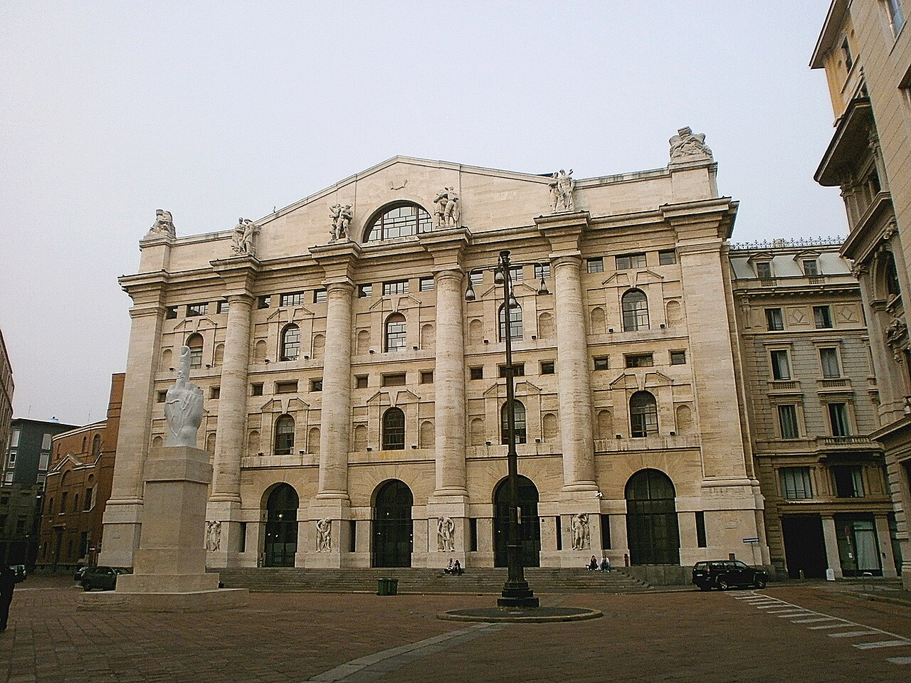 Piazza Affari Milano — Piazza Affari chiude negativa tra dividendi e volatilità settoriale