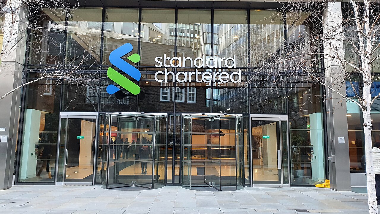 sostituzione lavori AI — Standard Chartered annuncia tagli di personale con AI: lavori meno qualificati a rischio