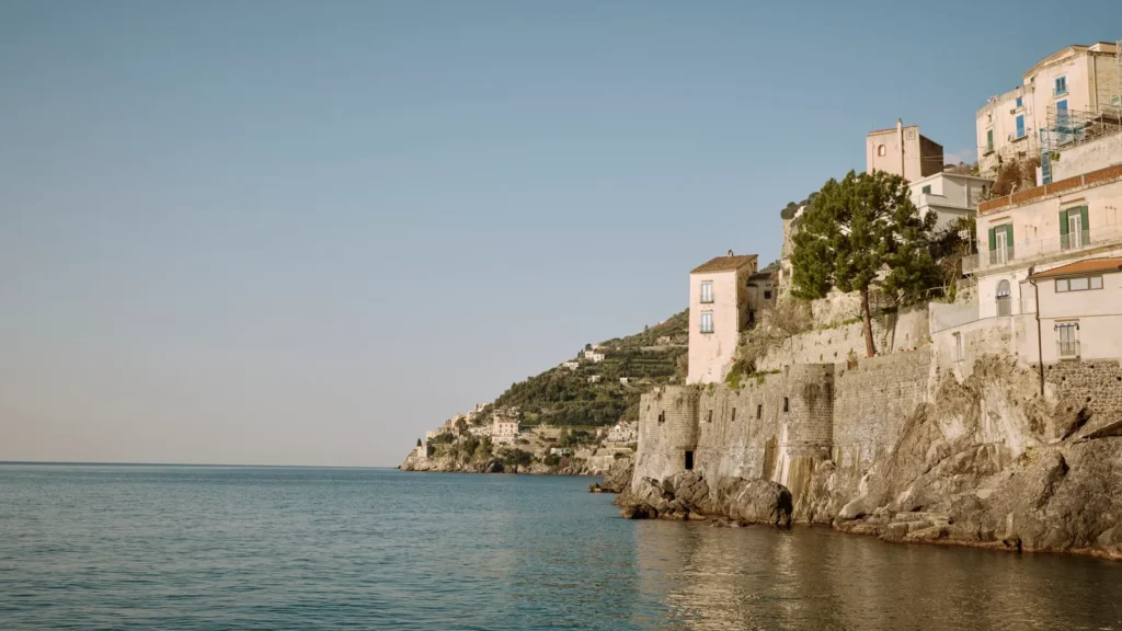 l'articolo di Emma J. Page dedicato al Comune di Maiori