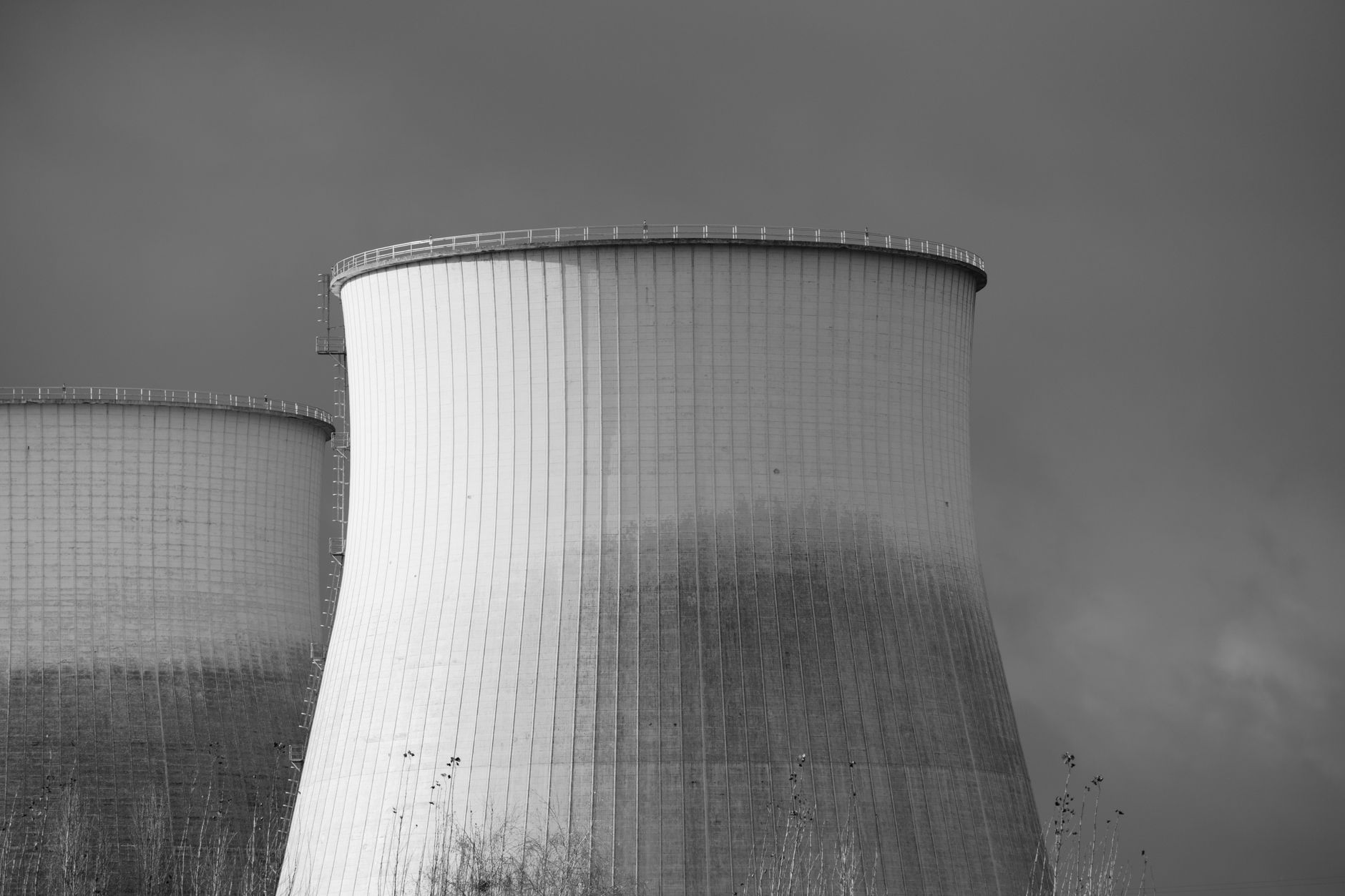 energia nucleare in Italia — Elegant black and white depiction of cooling towers at a nuclear power station, symbolizing energy and industry.