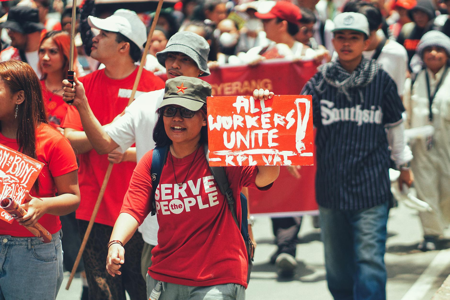 modifiche contrattuali — Crowd of diverse protesters during a workers' rights demonstration in the city.