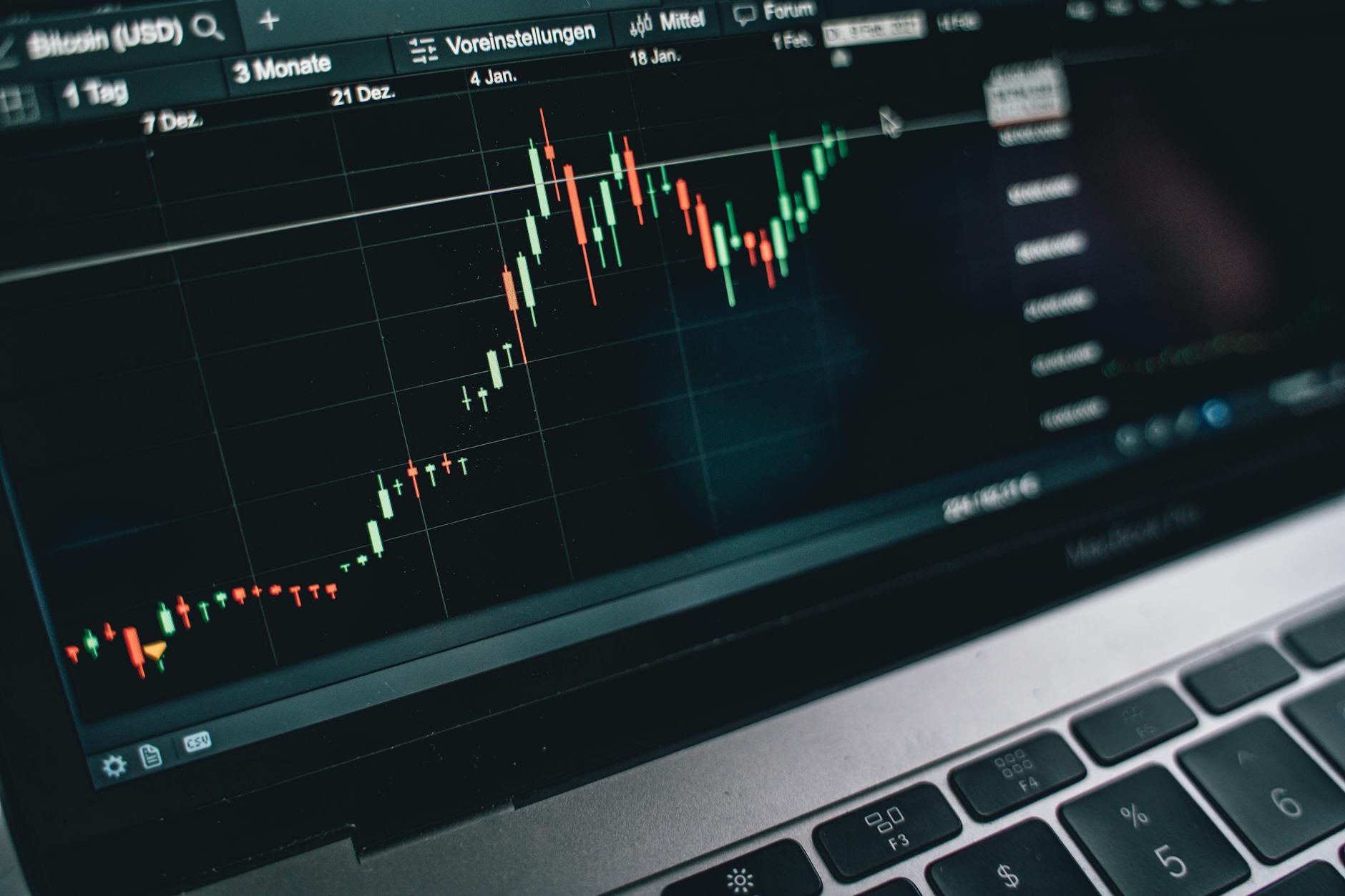 criptovaluta principale — Close-up of a computer screen displaying cryptocurrency market trends and data.