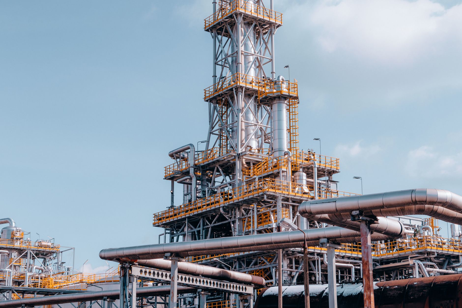mercati energetici — View of a large oil refinery plant with intricate pipelines in Trzebinia, Poland.