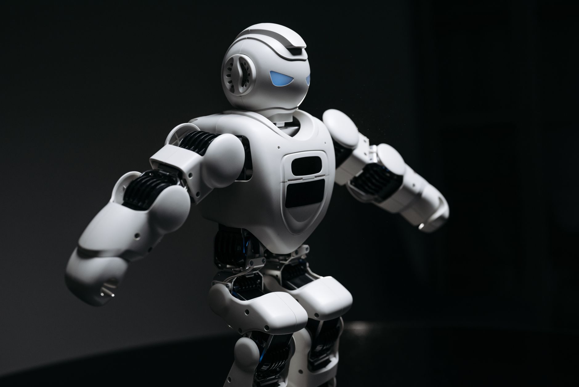 robot umanoidi Bosch — Close-up of a futuristic humanoid robot under dramatic lighting in dark ambiance.