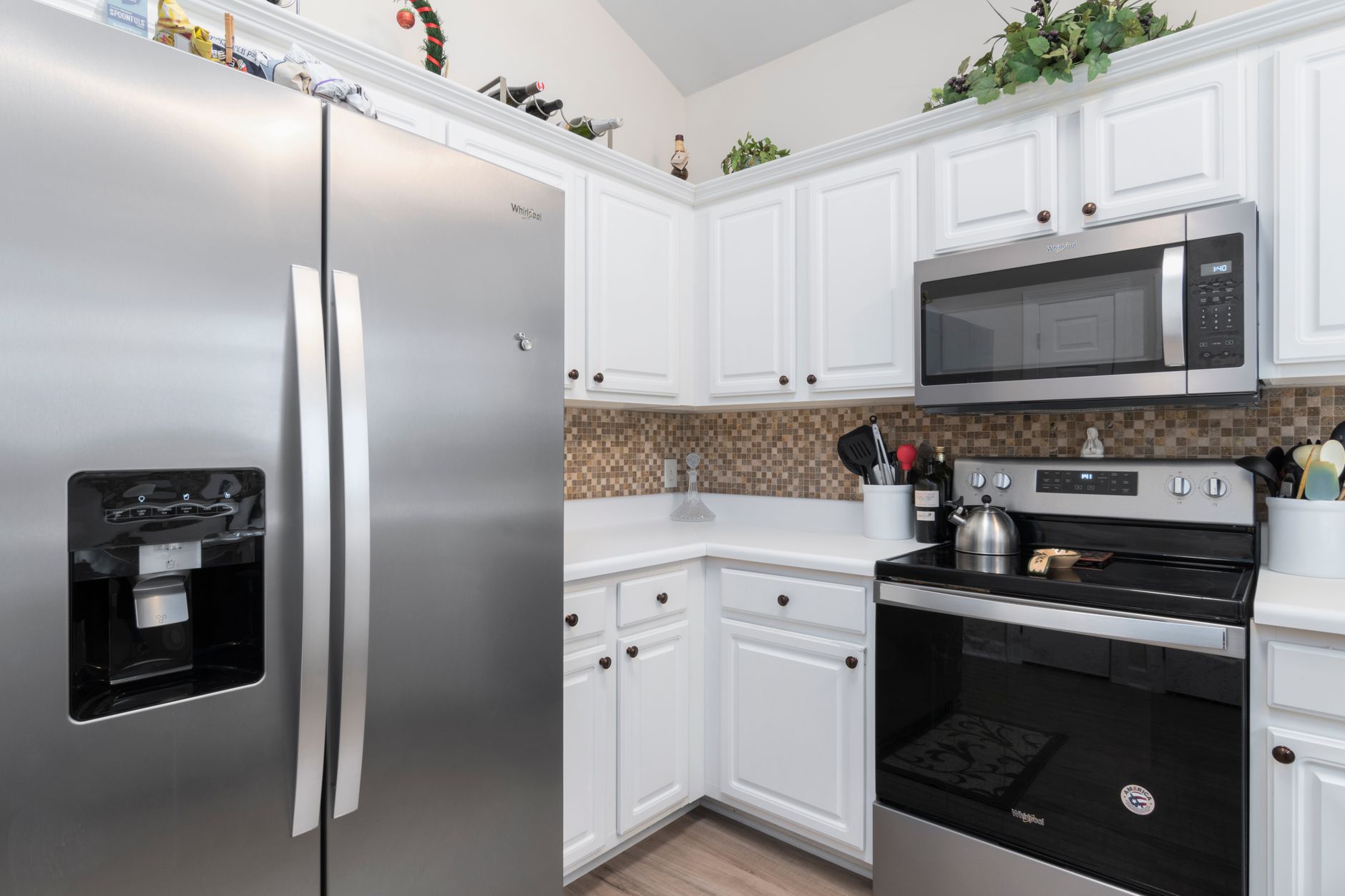 frigoriferi monoporta — Contemporary kitchen interior featuring modern stainless steel fridge and microwave.
