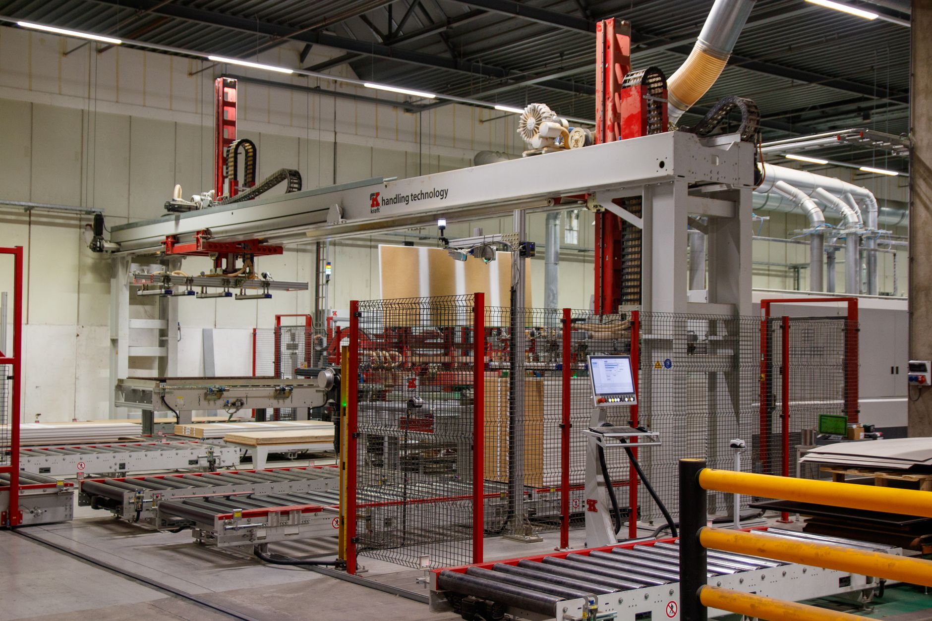 sostituzione digitale — Industrial machinery with robotic arm in a modern manufacturing facility.